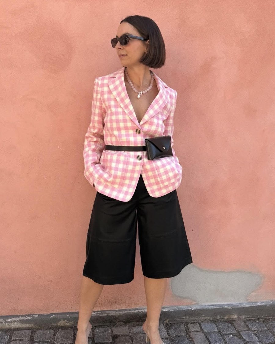 Sort bæltetaske til ternet pink blazer